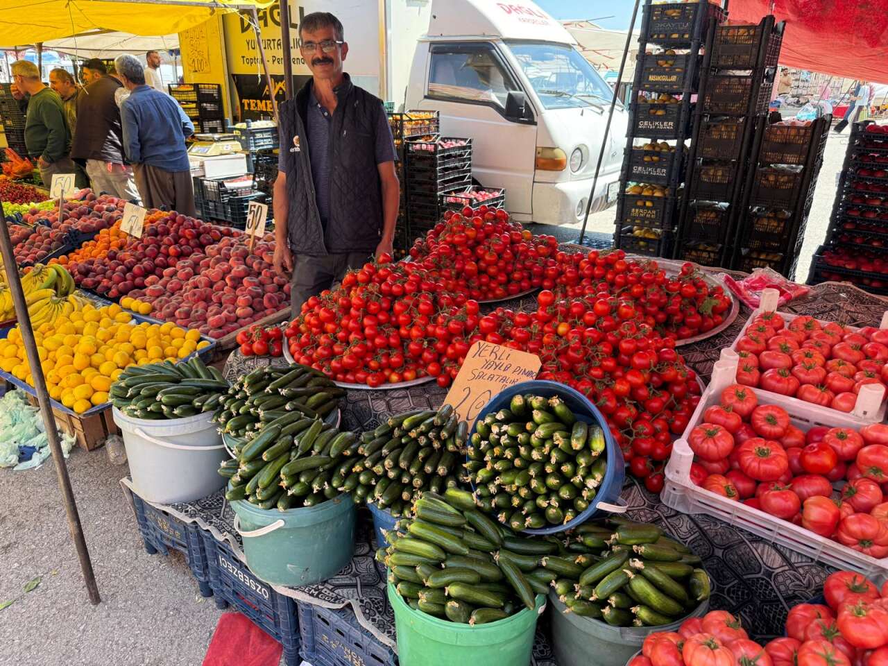 Konya’nın pazarlarında yaz bereketi! Tezgahlar renklendi, fiyatlar dikkat çekti 11